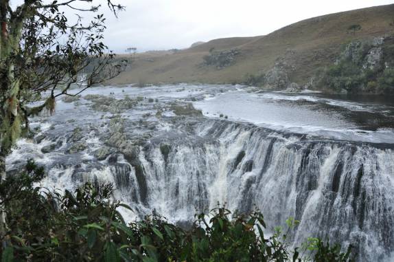 A grande e gelada cachoeira Rodrigues, no rio Silveira, em São José dos Ausentes - RS